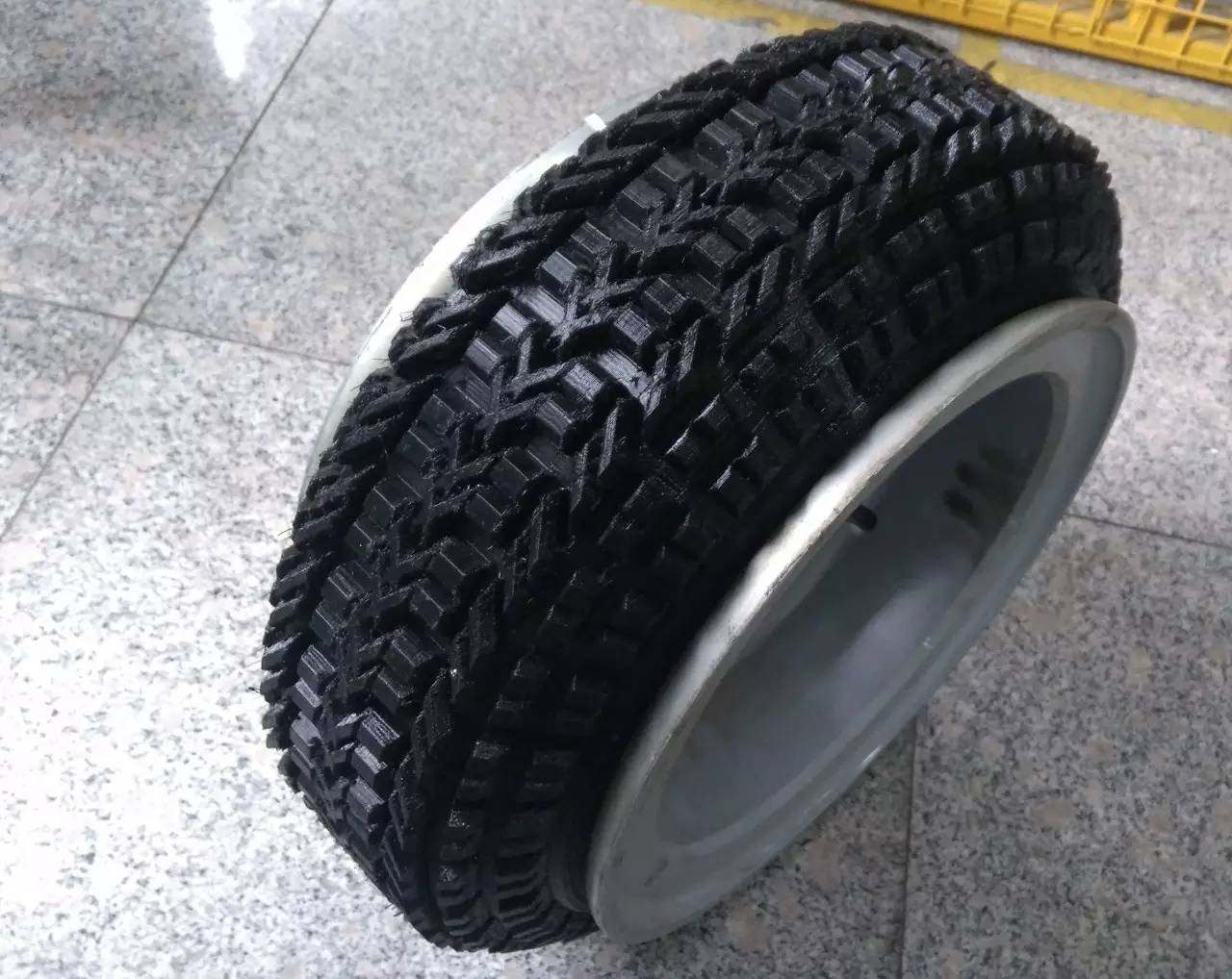 evoNEWS | 国内第一条3D打印聚氨酯轮胎在玲珑诞生_汽车_网